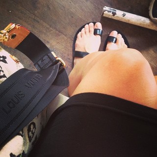 Hande Ataizi feet photo 3