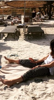Hande Ataizi feet photo 2