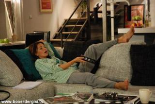 Hande Ataizi feet photo 3