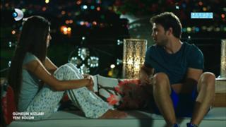 Hande Erçel feet photo thumbnail
