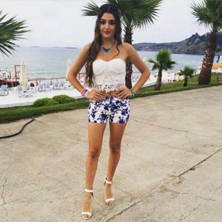 Hande Erçel feet photo thumbnail