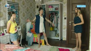 Hande Erçel feet photo thumbnail