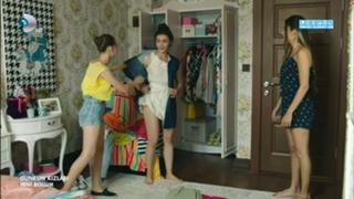 Hande Erçel feet photo thumbnail