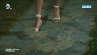 Hande Erçel feet photo thumbnail
