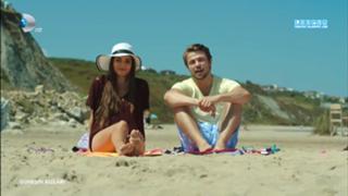Hande Erçel feet photo thumbnail