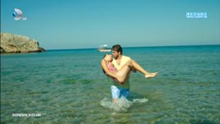 Hande Erçel feet photo thumbnail
