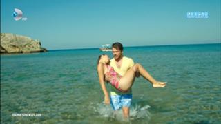 Hande Erçel feet photo thumbnail