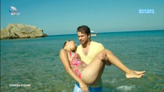 Hande Erçel feet photo thumbnail