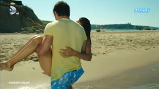 Hande Erçel feet photo thumbnail