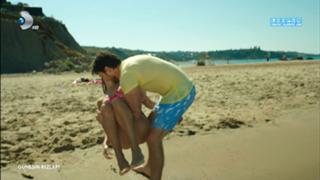 Hande Erçel feet photo thumbnail