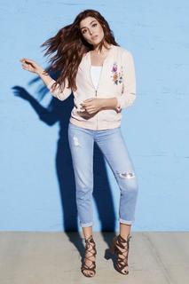 Hande Erçel feet photo thumbnail