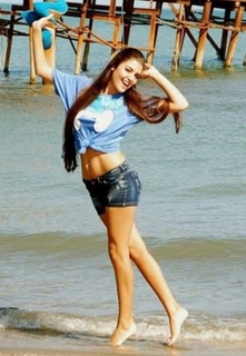 Hande Erçel feet photo thumbnail