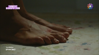 Hande Erçel feet photo thumbnail