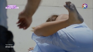 Hande Erçel feet photo thumbnail