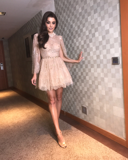 Hande Erçel feet photo thumbnail