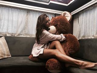 Hande Erçel feet photo thumbnail