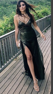 Hande Erçel feet photo thumbnail