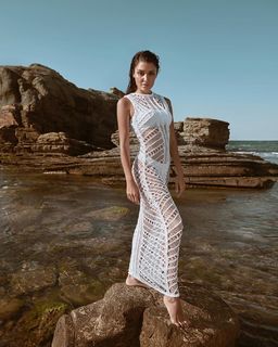 Hande Erçel feet photo thumbnail
