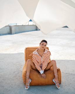 Hande Erçel feet photo thumbnail