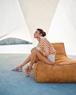 Hande Erçel feet photo thumbnail