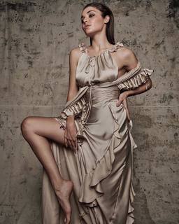 Hande Erçel feet photo thumbnail