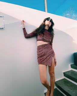 Hande Erçel feet photo thumbnail