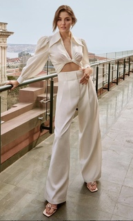 Hande Erçel feet photo thumbnail