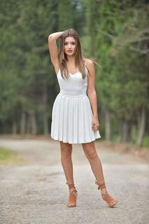 Hande Erçel feet photo thumbnail