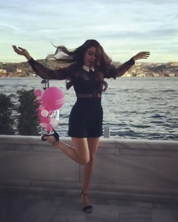 Hande Erçel feet photo thumbnail
