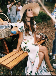 Hande Erçel feet photo thumbnail