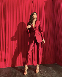 Hande Erçel feet photo thumbnail
