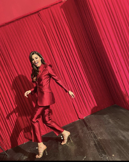 Hande Erçel feet photo thumbnail
