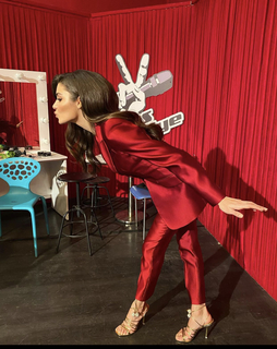 Hande Erçel feet photo thumbnail