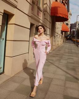 Hande Erçel feet photo thumbnail