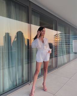 Hande Erçel feet photo thumbnail