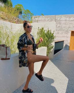 Hande Erçel feet photo thumbnail