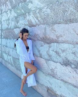 Hande Erçel feet photo thumbnail