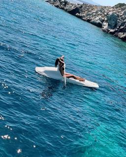 Hande Erçel feet photo thumbnail