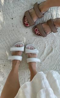 Hande Erçel feet photo thumbnail