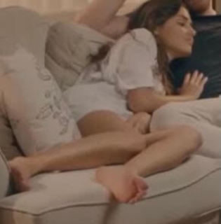 Hande Erçel feet photo thumbnail