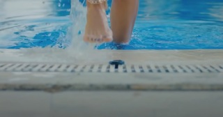 Hande Erçel feet photo thumbnail