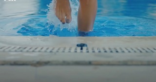 Hande Erçel feet photo thumbnail