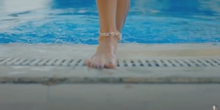 Hande Erçel feet photo thumbnail