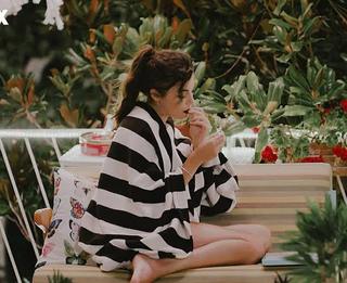 Hande Erçel feet photo thumbnail