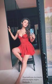 Hande Erçel feet photo thumbnail