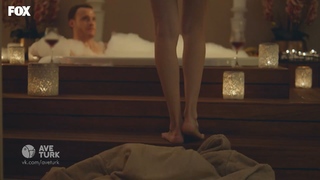 Hande Erçel feet photo thumbnail