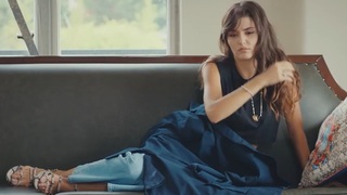 Hande Erçel feet photo thumbnail