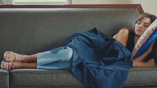 Hande Erçel feet photo thumbnail