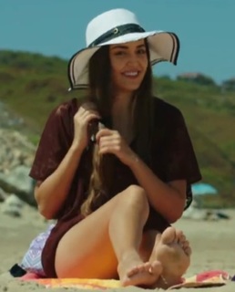 Hande Erçel feet photo thumbnail