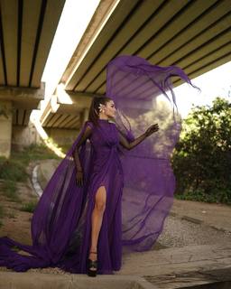 Hande Erçel feet photo thumbnail